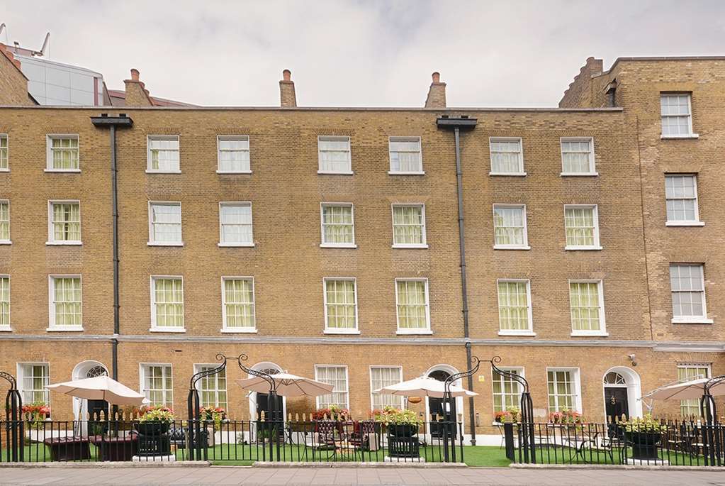 فندق Montcalm Brewery Townhouse لندن المظهر الخارجي الصورة The photo shows a brick building with several windows on its facade. The structure appears to be three stories tall, featuring a symmetrical design with multiple windows that have white frames. In front of the building, there is a landscaped area wit